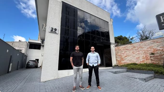 Fundadores da Growth Odonto em frente à sede da Growth Odonto